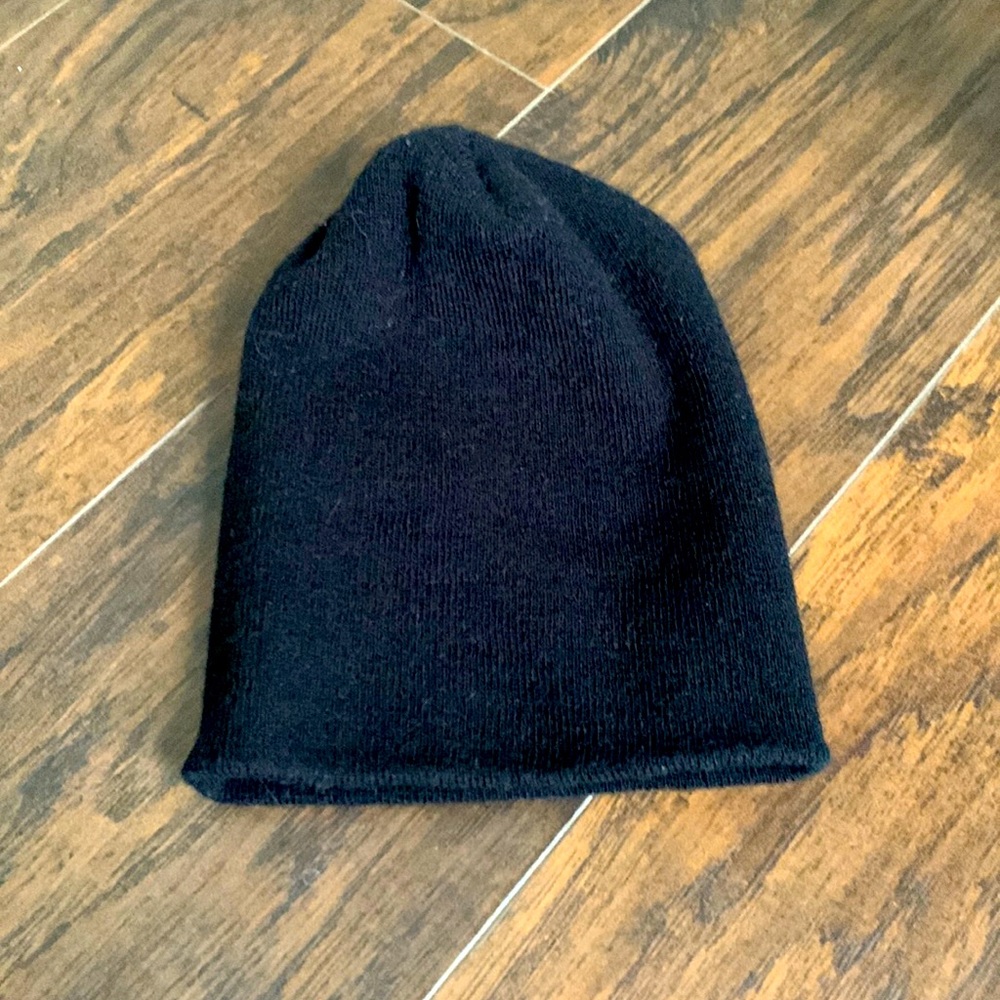 Black pull over beanie cap. No tag with name of brand.
